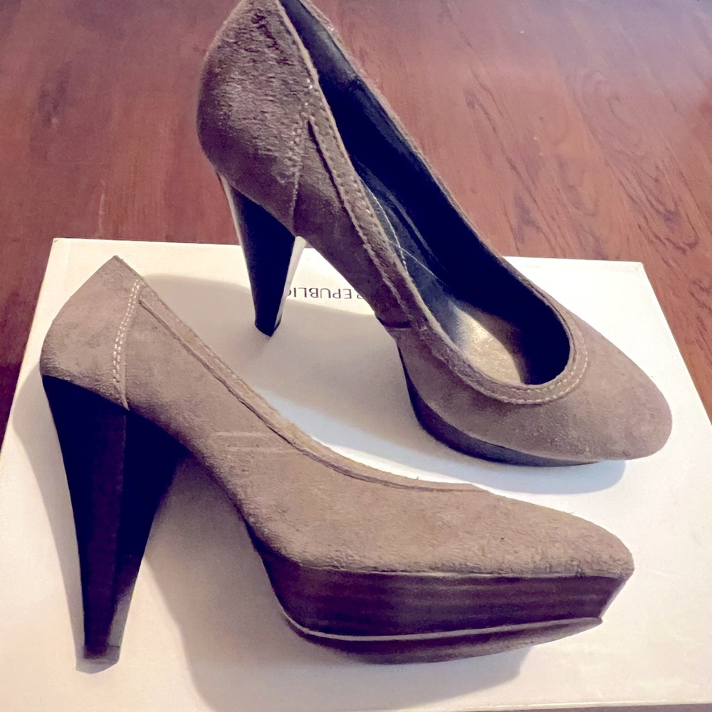 Calvin Klein Jeans Suede Heeled Pump - size 10